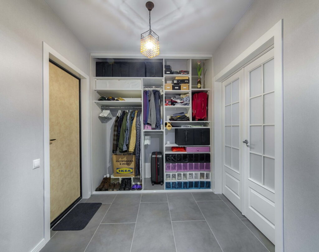 Элегантная прихожая с встроенным гардеробом